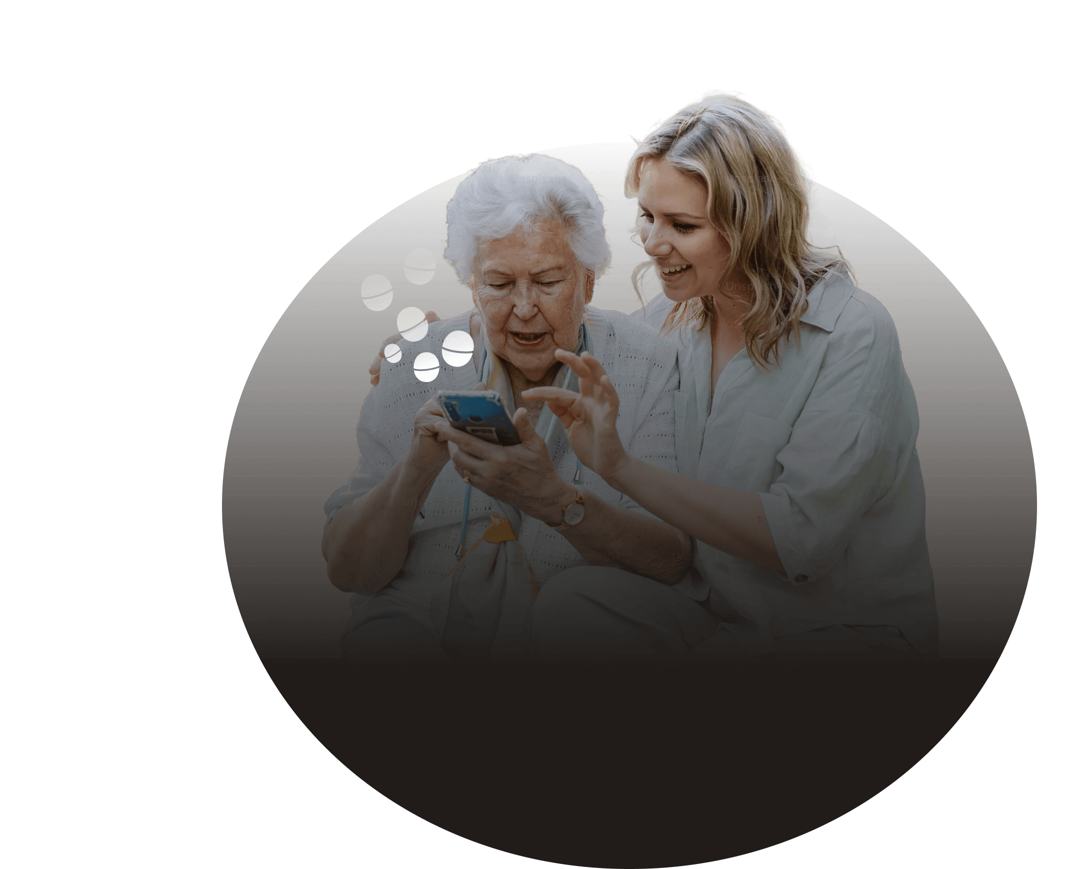 Deux générations partageant un moment avec un smartphone