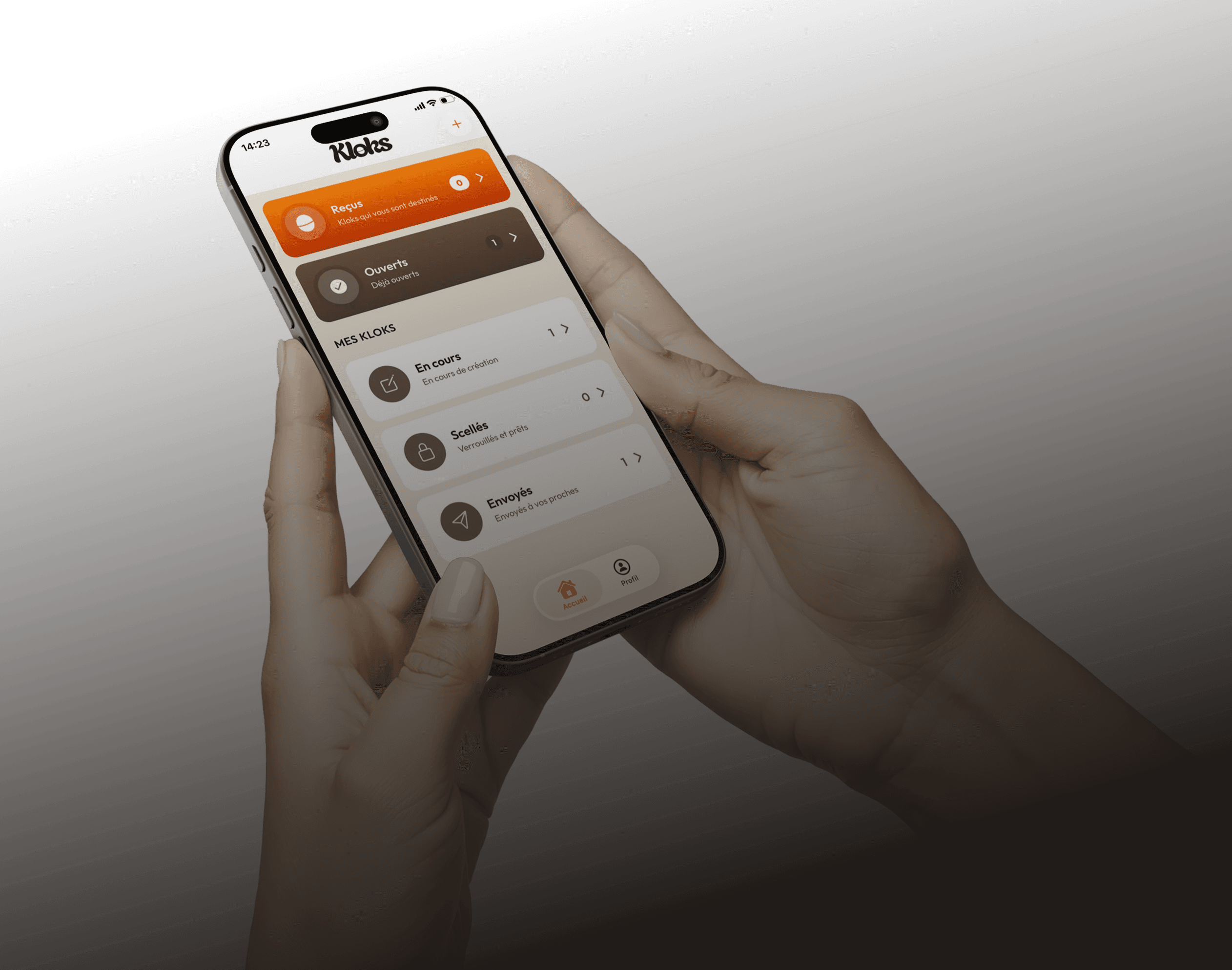 Mains tenant un smartphone affichant l’application Klok